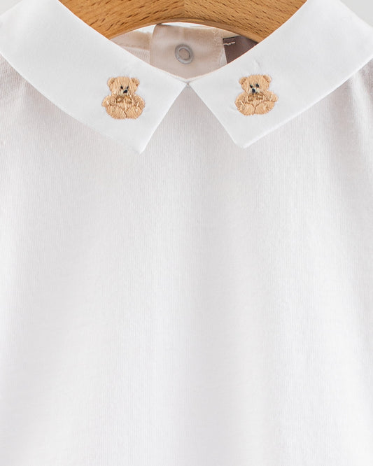 Close-up of the Andreas Baby Onesie’s collar, showing two beige teddy bear embroideries on each side of the pointed collar.