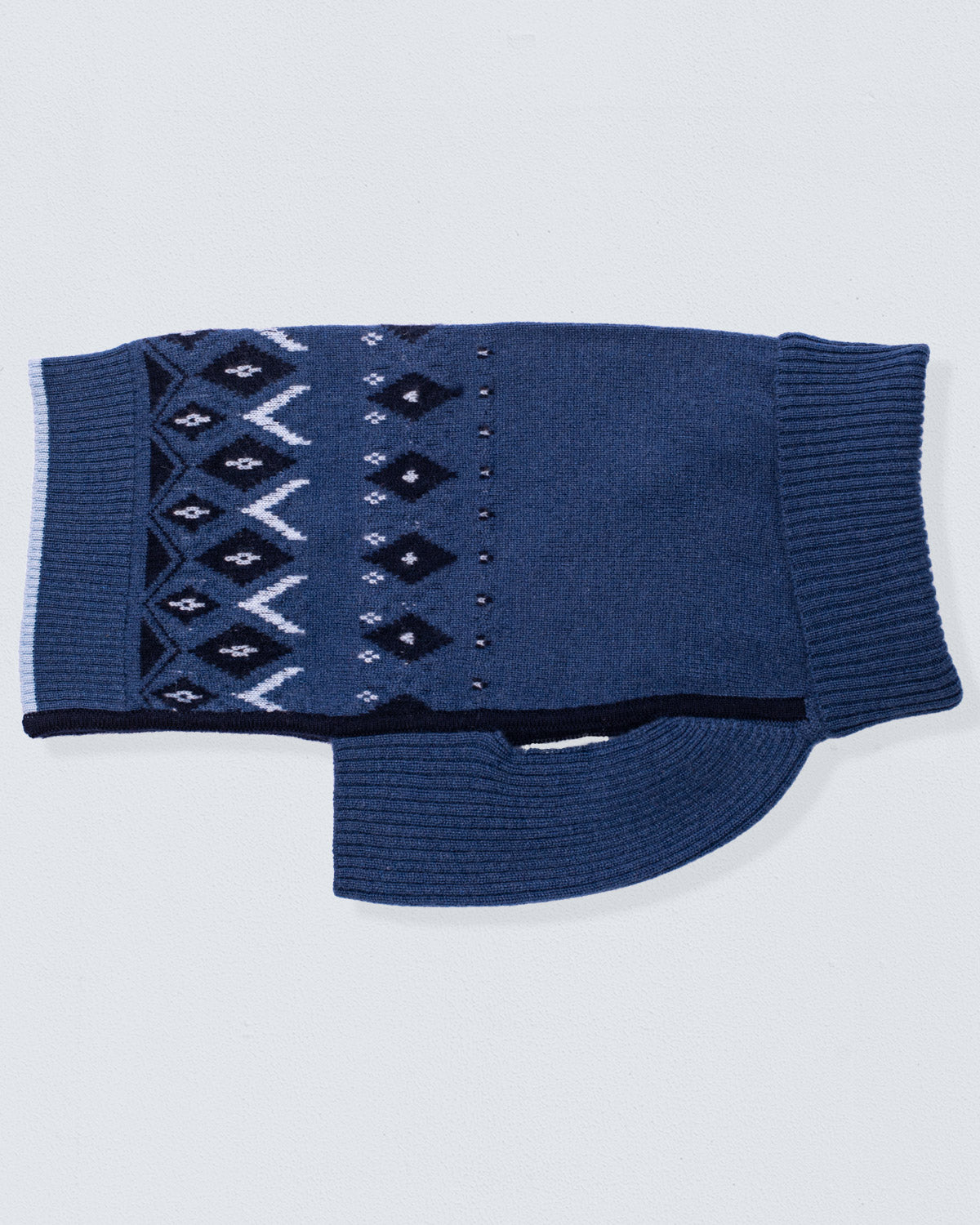 Cashmere sweater for dogs, with ocean blue color, and dark blue and white diamond shapes and chevrons.