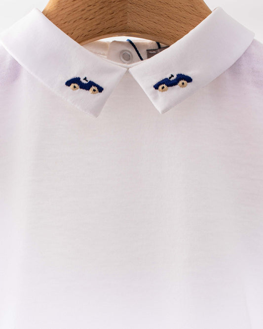 Close-up of the Andreas Baby Onesie’s collar, showing two summer navy cars with beige wheels  embroideries on each side of the pointed collar.