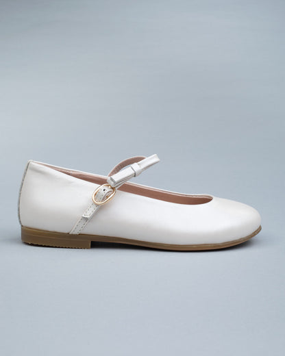 Single cream leather Mary-Jane shoe for kids shown from the side, featuring a soft bow and a secure buckle strap.