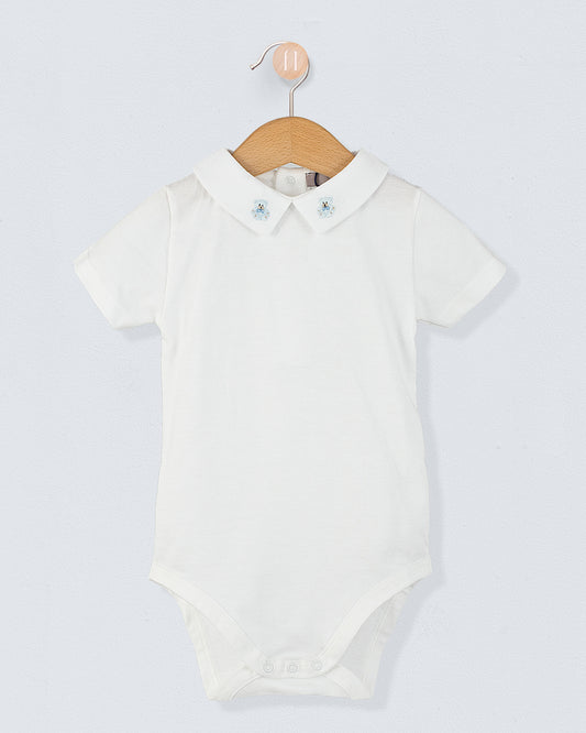 Front view of the Andreas Baby Onesie, a short-sleeve white cotton jersey bodysuit with a pointed collar featuring embroidered light blue teddy bears.
