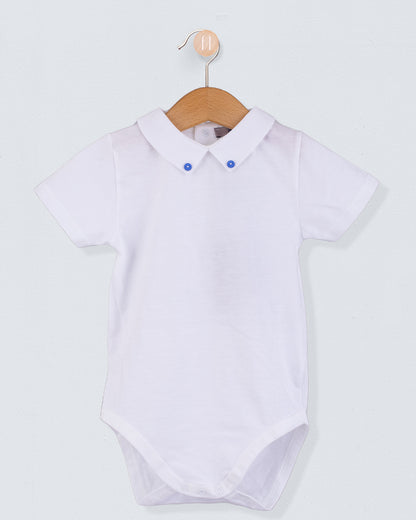 Front view of the Andreas White Onesie with Hunter Buttons, a short-sleeve white cotton jersey onesie with a crisp collar detailed with two small medium blue buttons.
