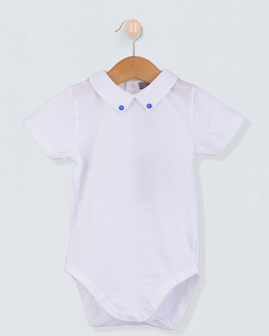 Front view of the Andreas White Onesie with Hunter Buttons, a short-sleeve white cotton jersey onesie with a crisp collar detailed with two small medium blue buttons.